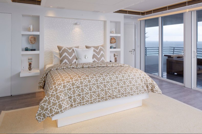 Интерьер спальни: новинки дизайна 2021 года в отделке стен, пола и потолка с мебелью в современном стиле (200 фото)