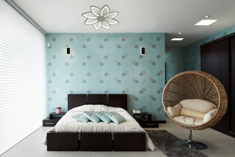 Обои для маленькой спальни: цвет, дизайн, комбинирование, идеи для низких потолков и узких комнат