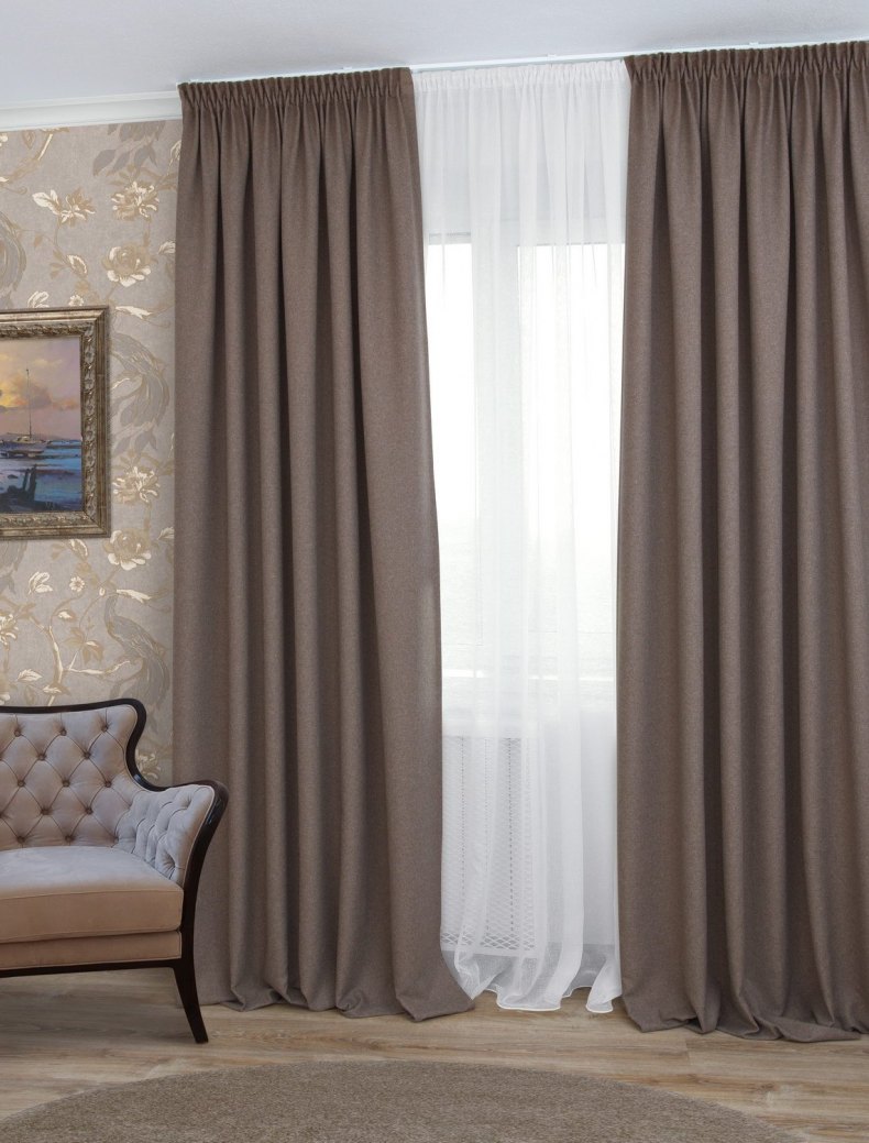 Коричневые шторы в интерьере гостиной фото